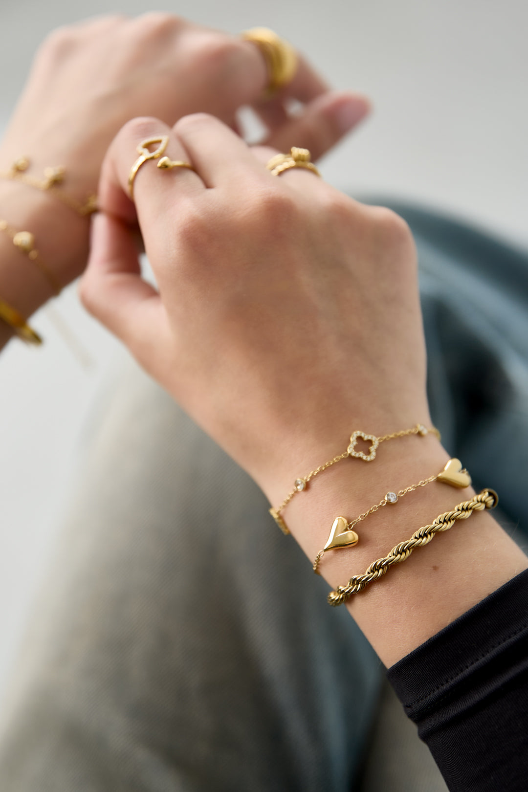 Bracciale con Tre Cuori e Zirconi in Acciaio Inossidabile – Oro e Argento