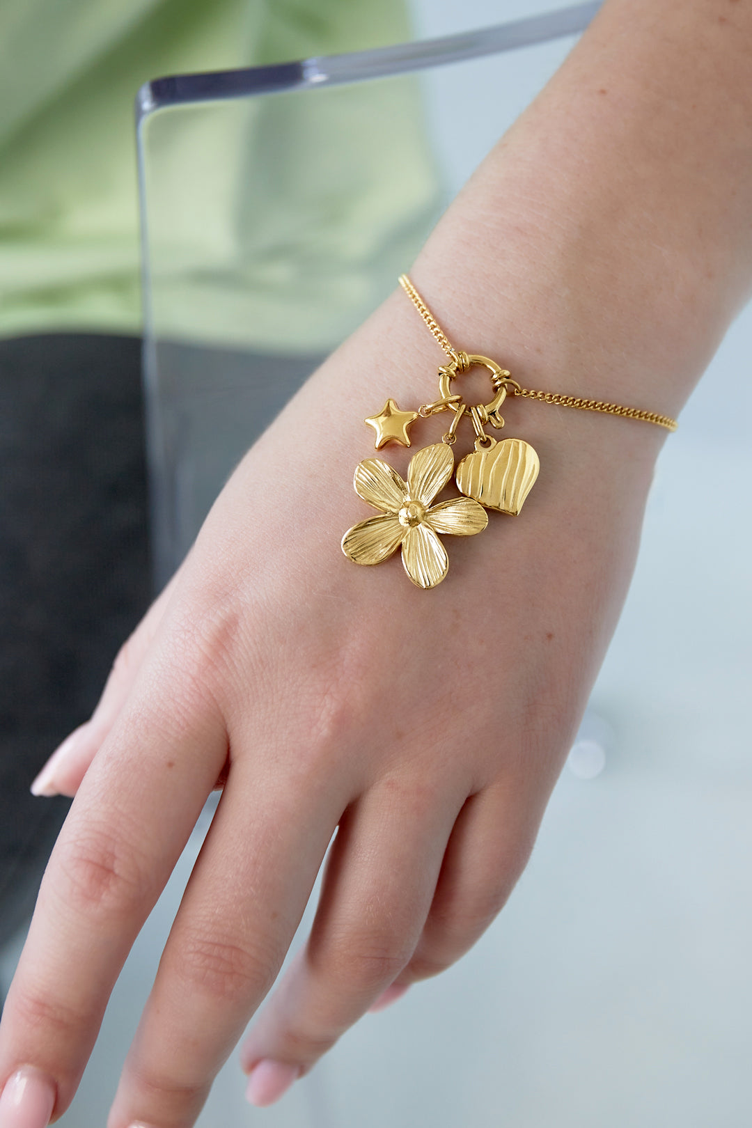 Braccialetto Color Oro con Charm Floreali – 5 Ciondoli Pendenti